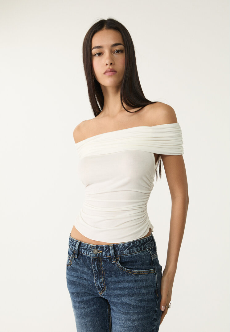 camiseta frunces hombros descubiertos