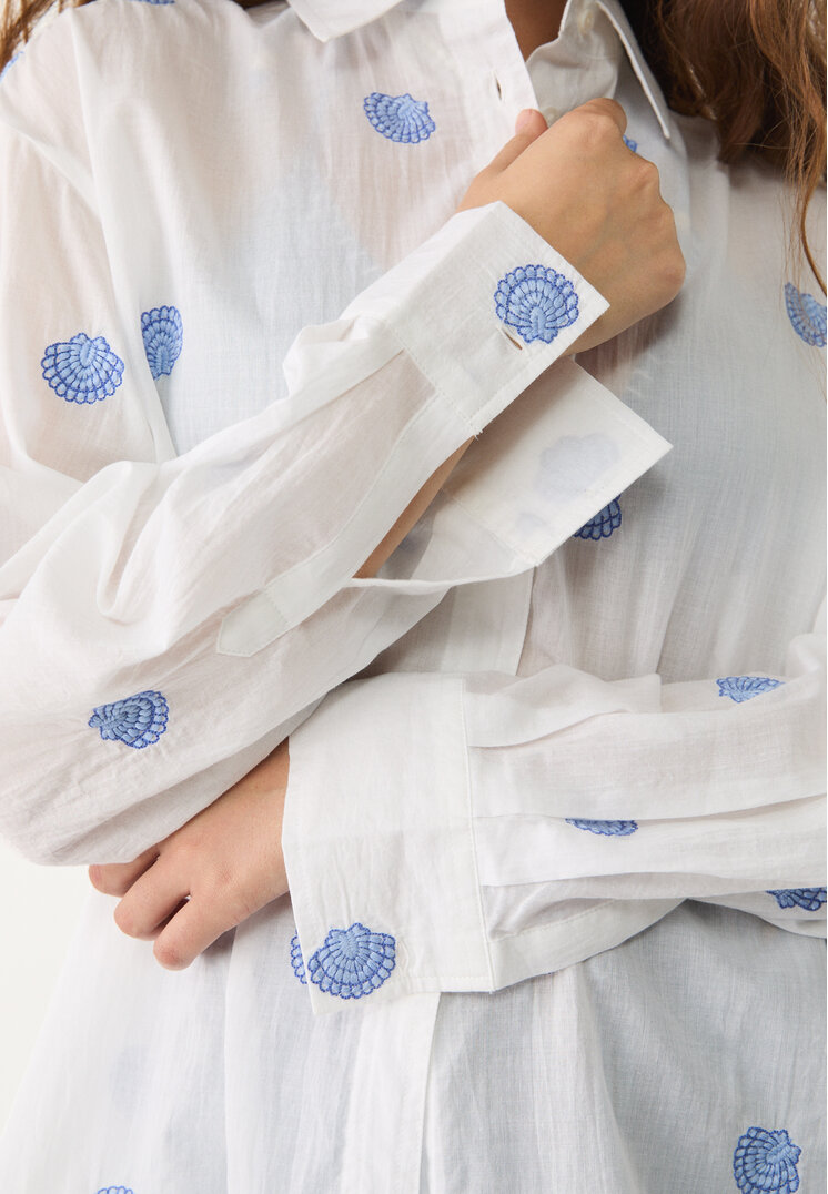 camisa fluida larga bordados concha