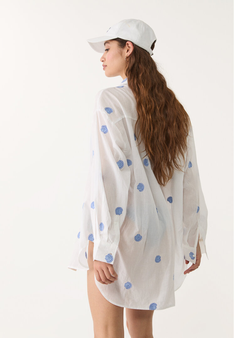 camisa fluida larga bordados concha