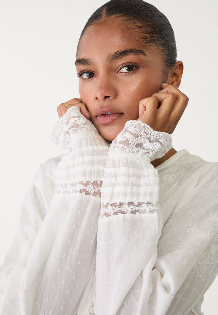 camisa bordados cropped encaje