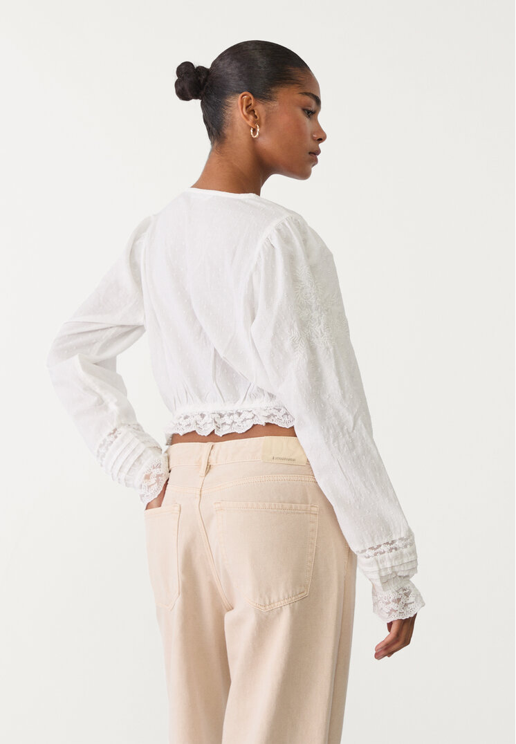 camisa bordados cropped encaje