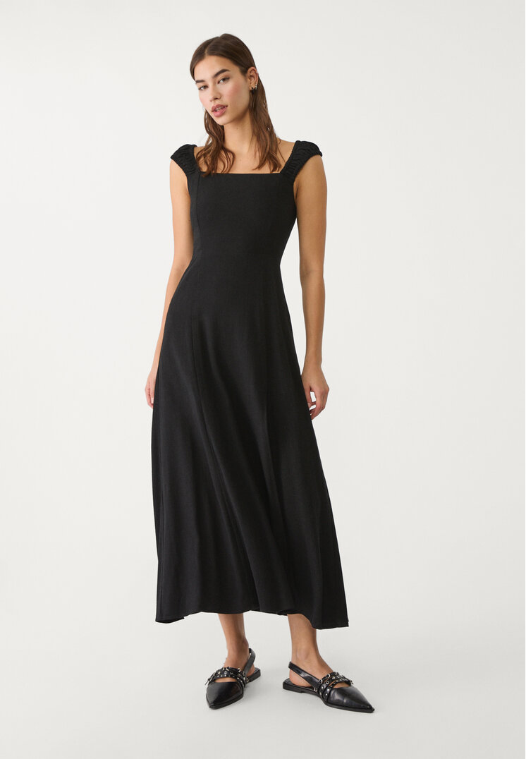 Stradivarius Rochie Midi Vaporoasă Petrecută La Spate Cu In Negru S