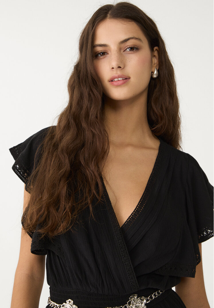 vestido fluido corto volantes