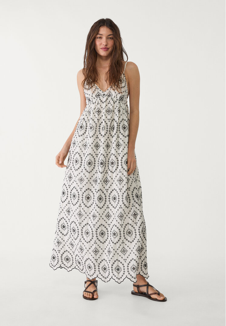 vestido largo fluido bordados