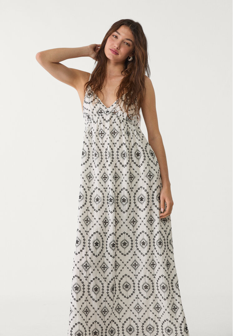 vestido largo fluido bordados