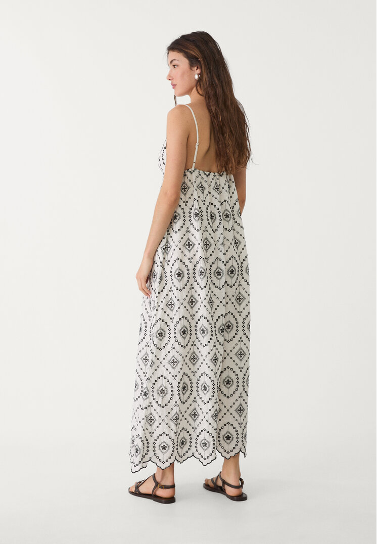 vestido largo fluido bordados