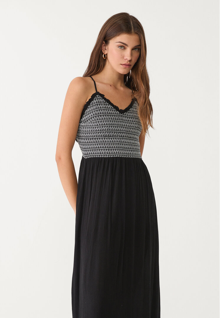 vestido fluido largo contraste