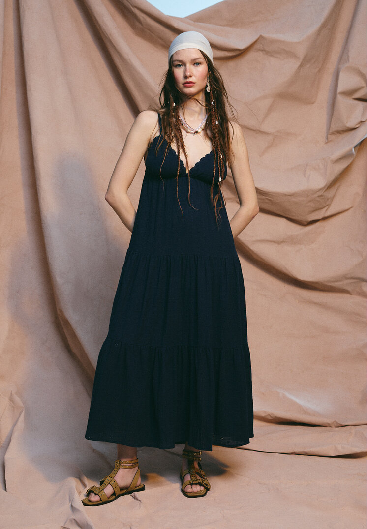 vestido fluido largo bordados