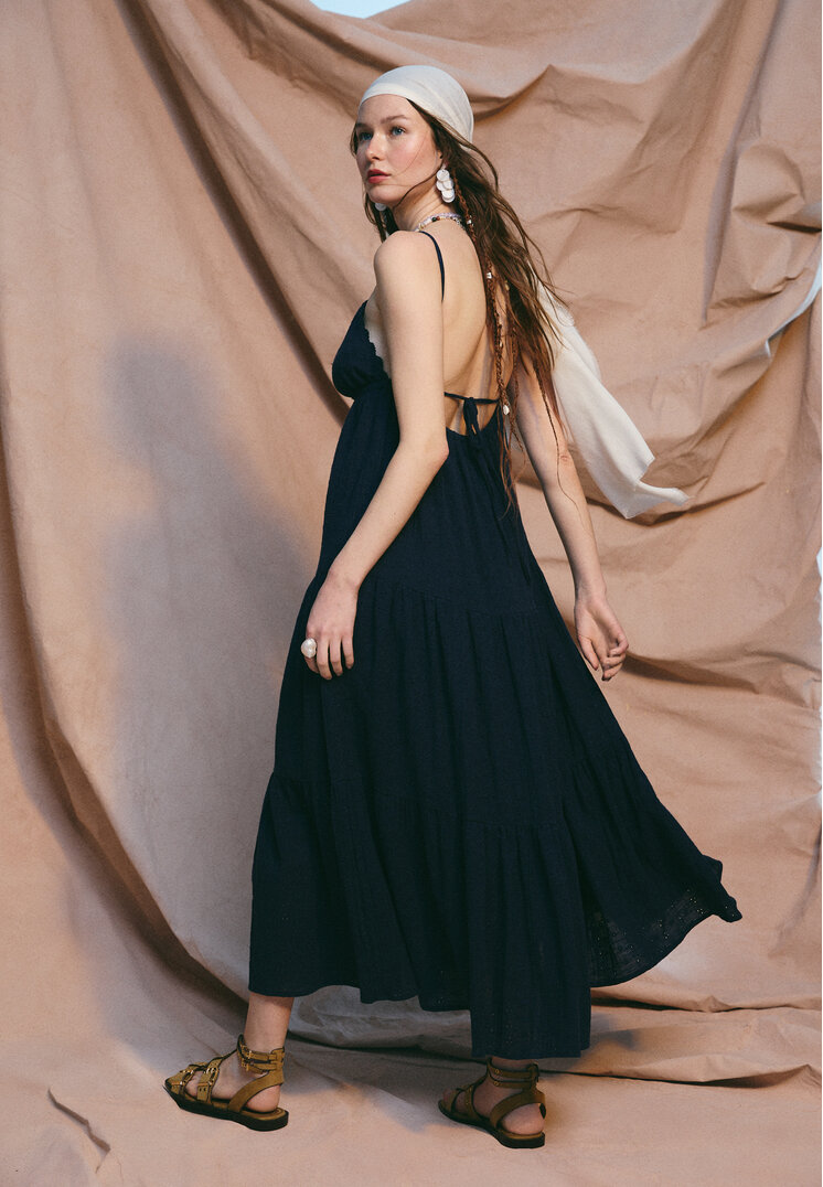 vestido fluido largo bordados