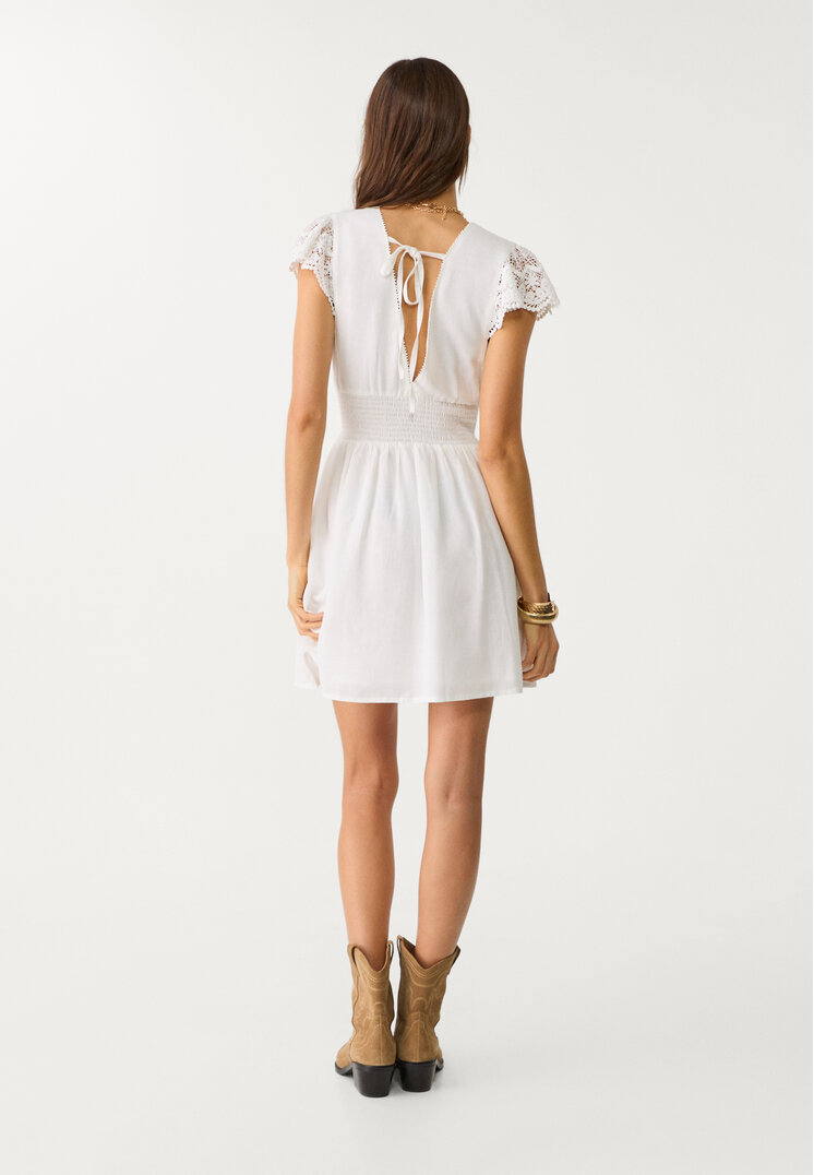 vestido corto manga calada