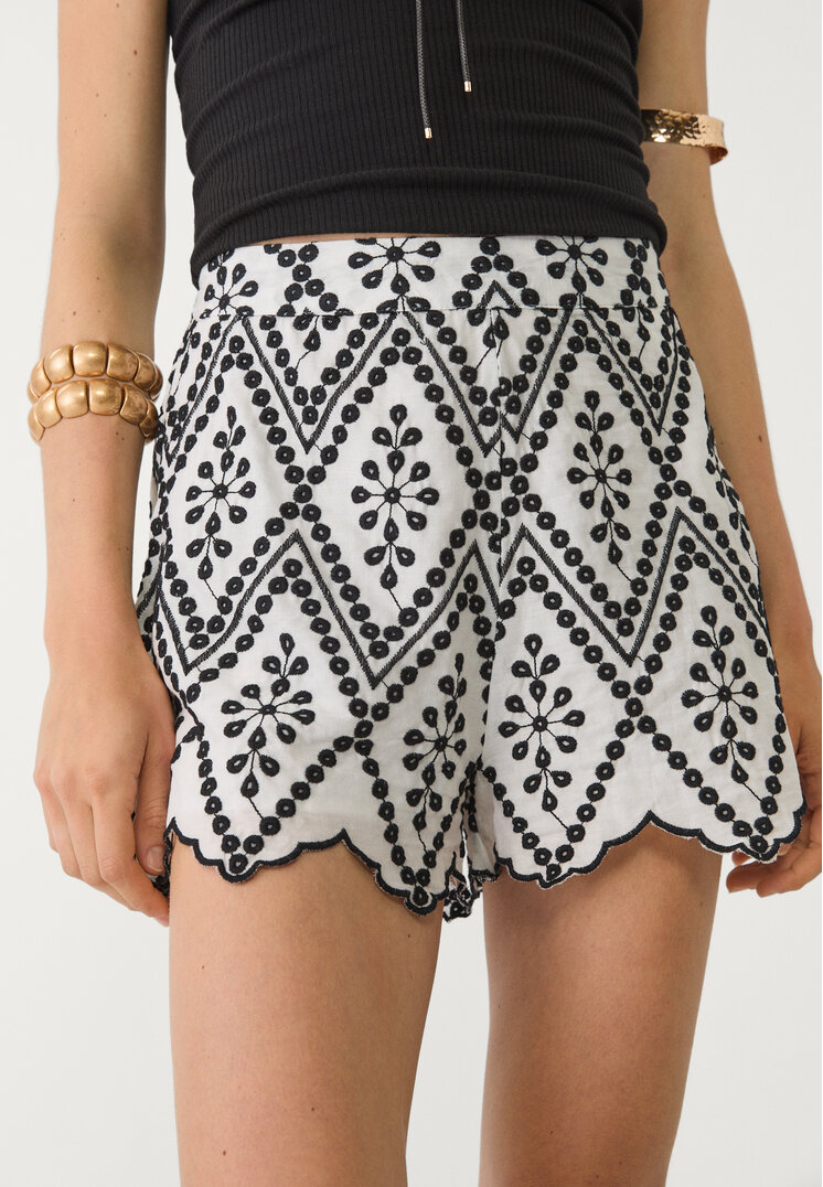 shorts bordado contraste