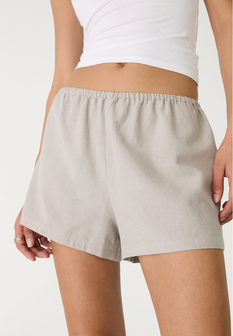 shorts fluido con lino