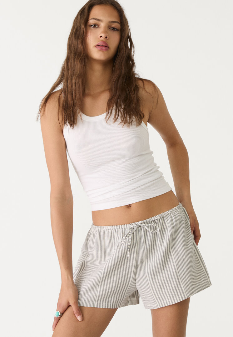 shorts fluido con lino