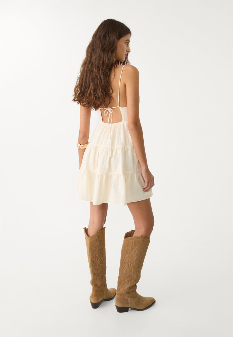 vestido fluido corto lazada espalda