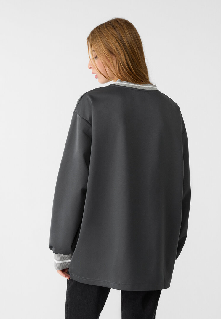 camiseta oversize bordado