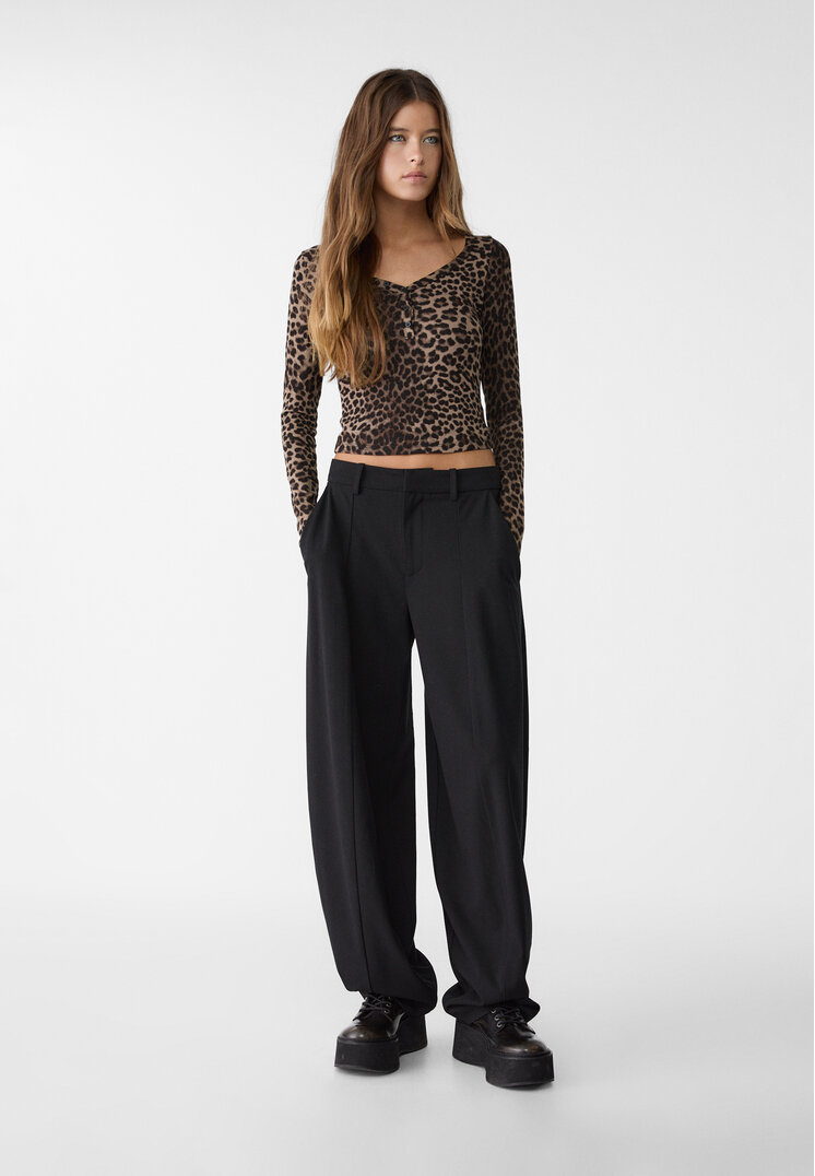 camiseta botones escote pico leopardo
