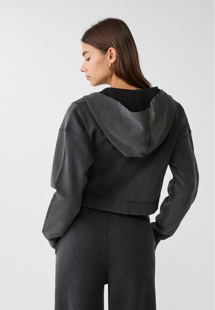 sudadera capucha bolsillos