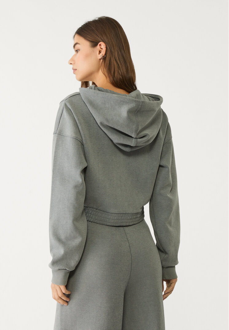 sudadera capucha bolsillos
