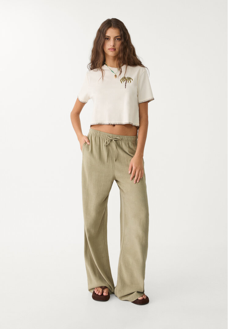camiseta cropped bordado palmera
