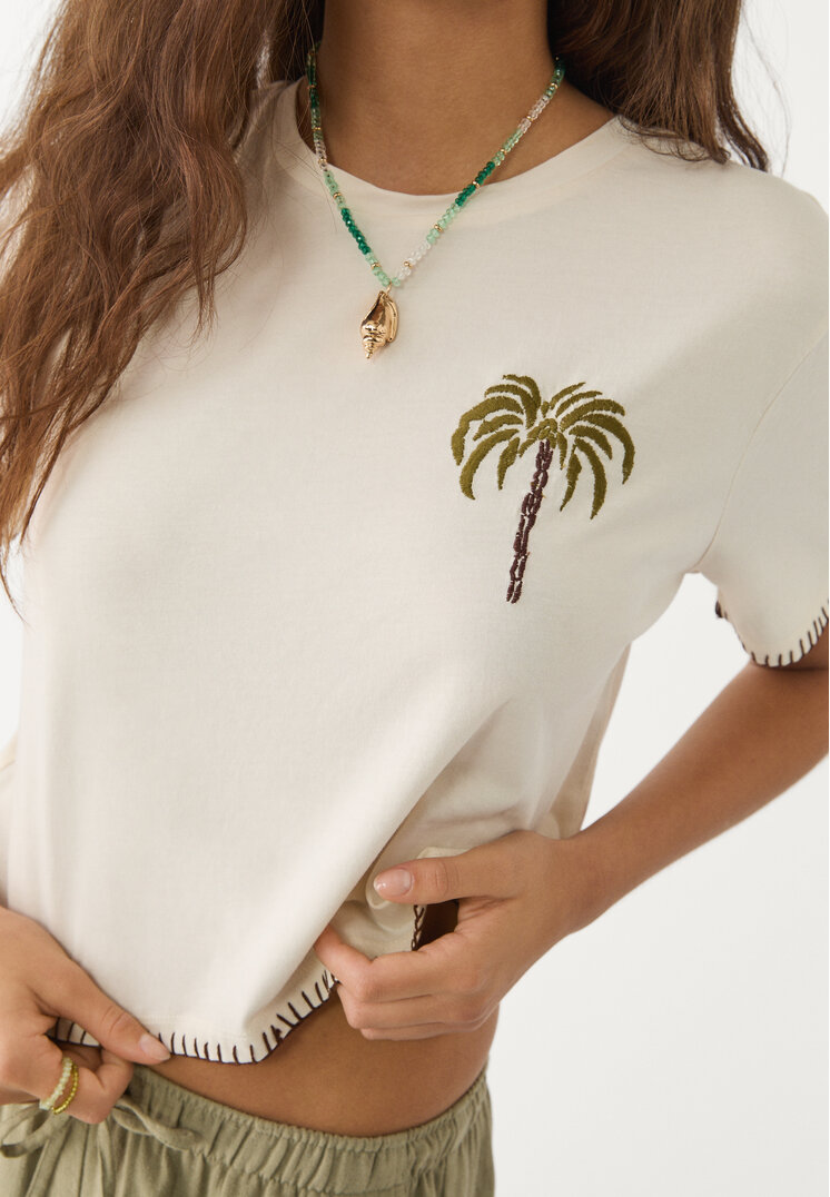 camiseta cropped bordado palmera