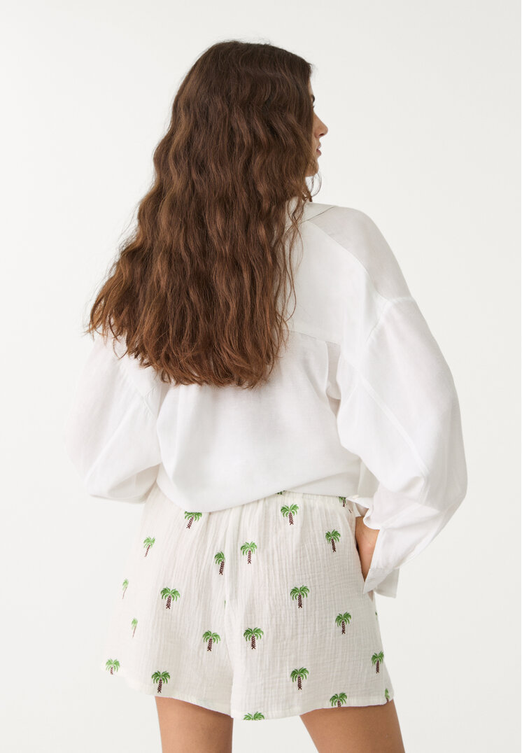 shorts fluido bordado palmeras