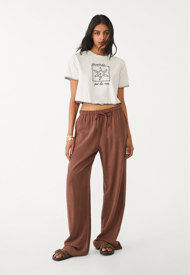 camiseta cropped bordada