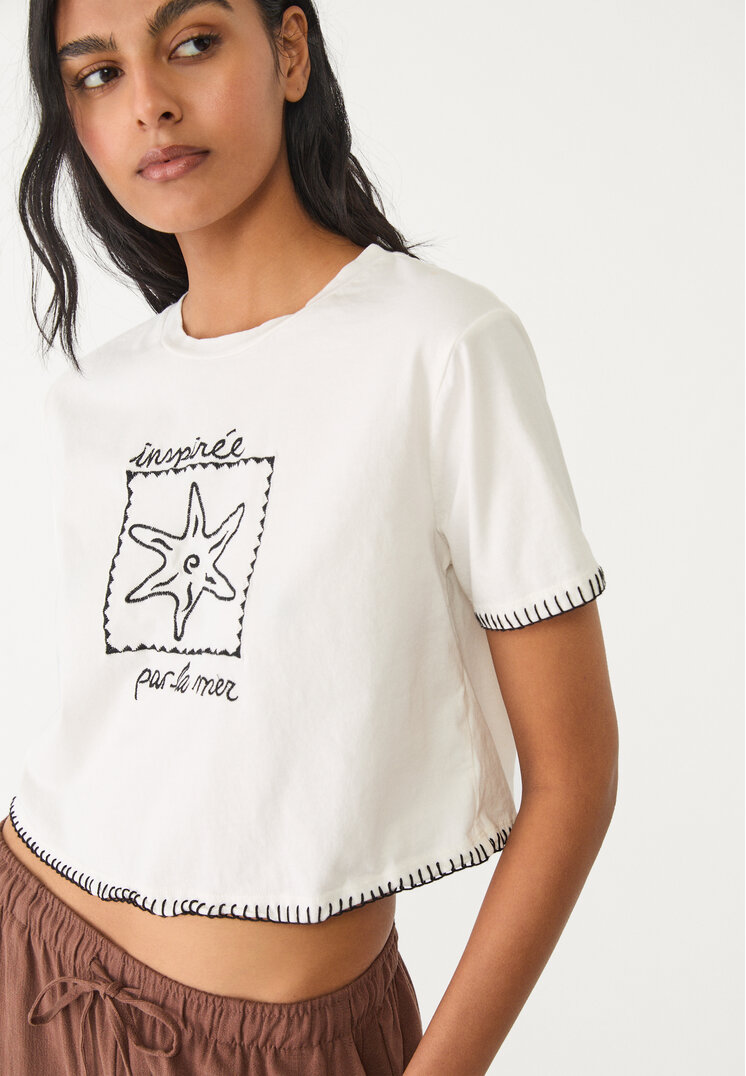 camiseta cropped bordada