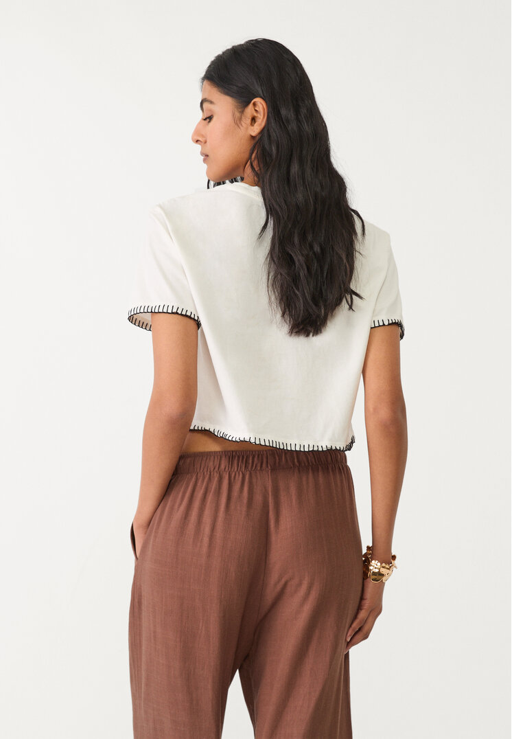 camiseta cropped bordada