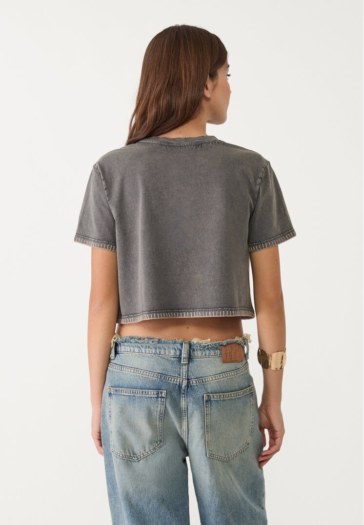 camiseta cropped bordada
