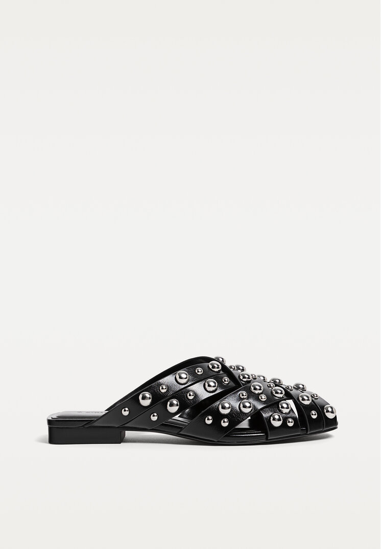zapatos planos destalonados tachas
