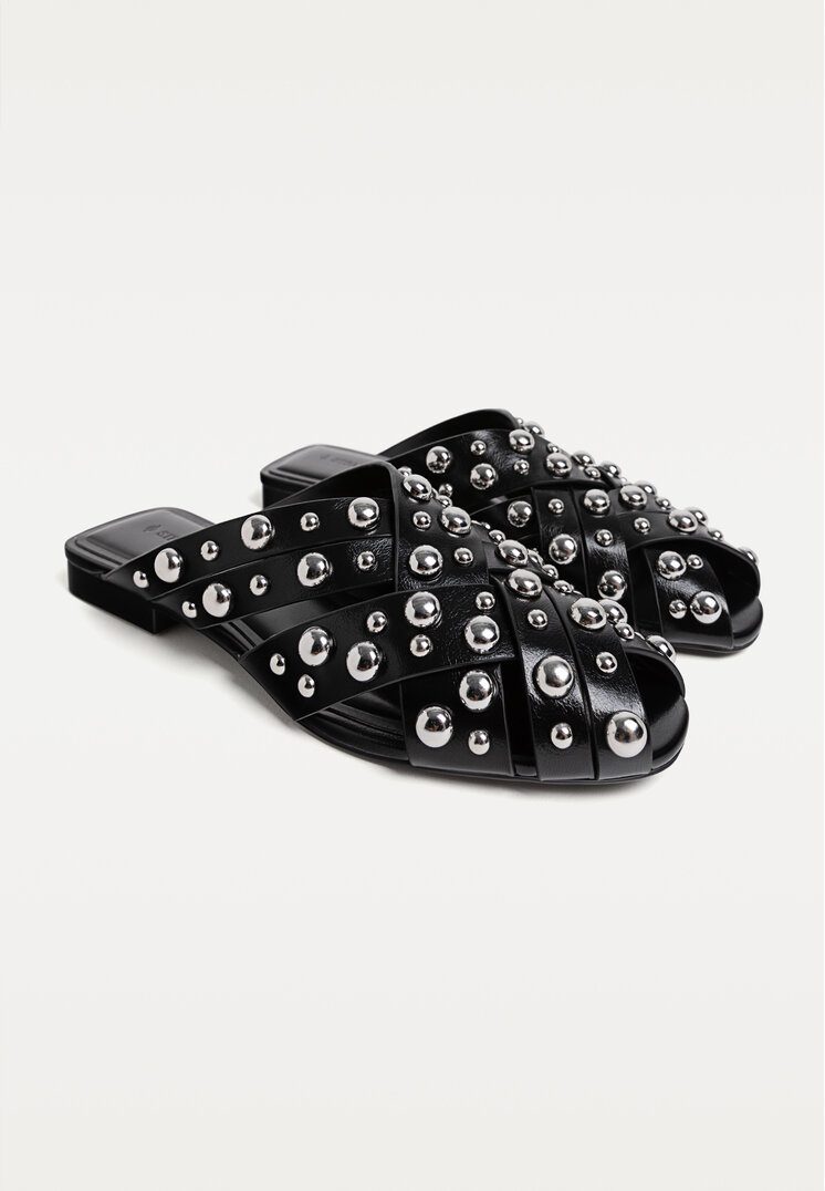 zapatos planos destalonados tachas