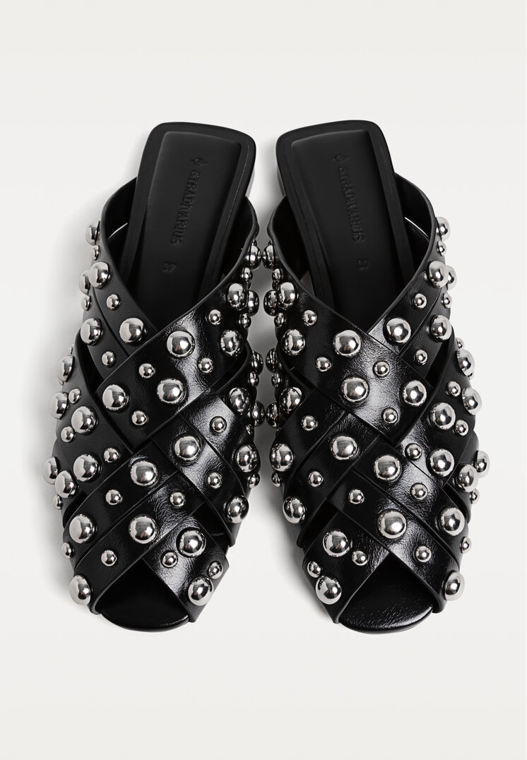 zapatos planos destalonados tachas