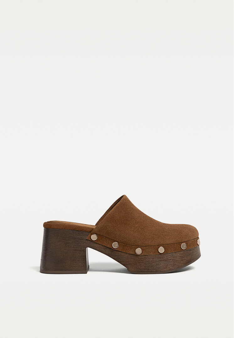 zuecos tachas piel