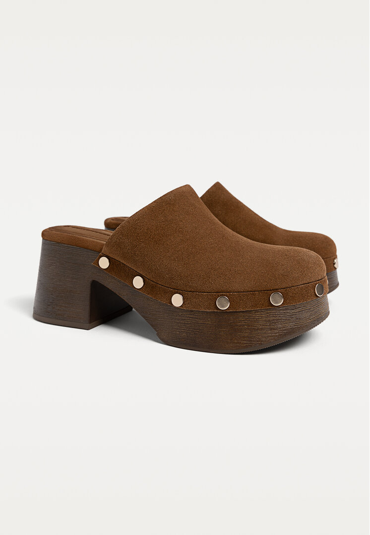 zuecos tachas piel