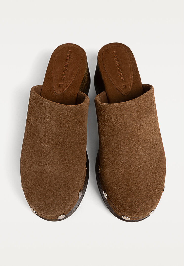 zuecos tachas piel