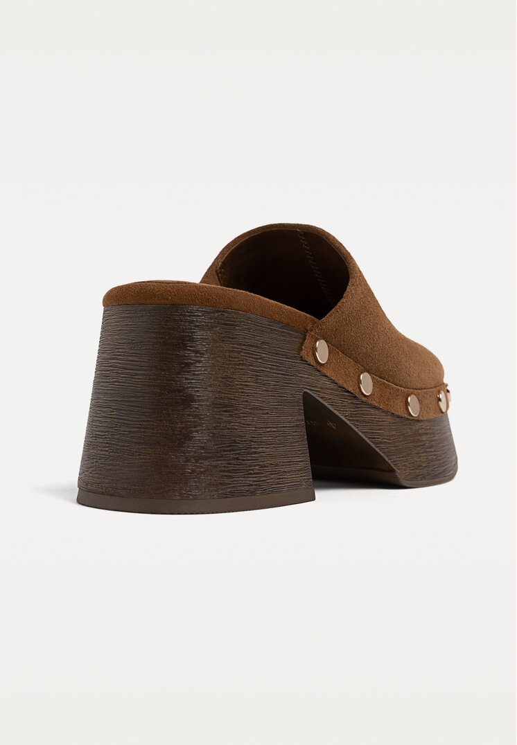 zuecos tachas piel