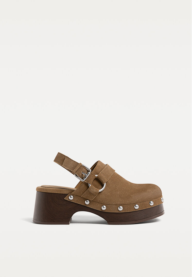 zuecos piel tachas