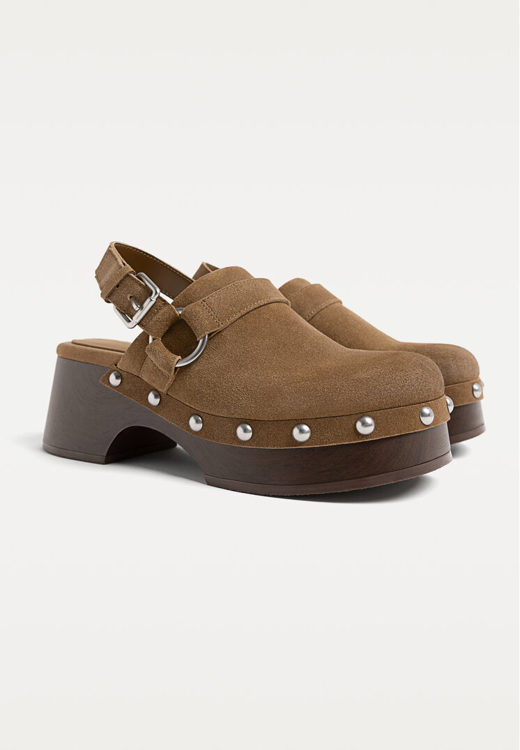 zuecos piel tachas