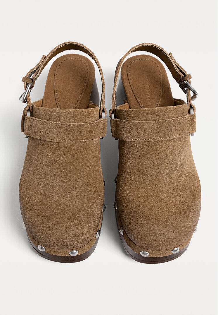 zuecos piel tachas