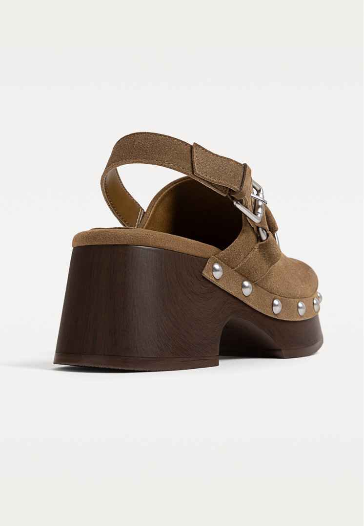 zuecos piel tachas