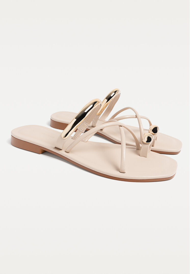 sandalias planas detalle metalico