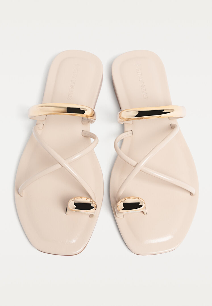 sandalias planas detalle metalico
