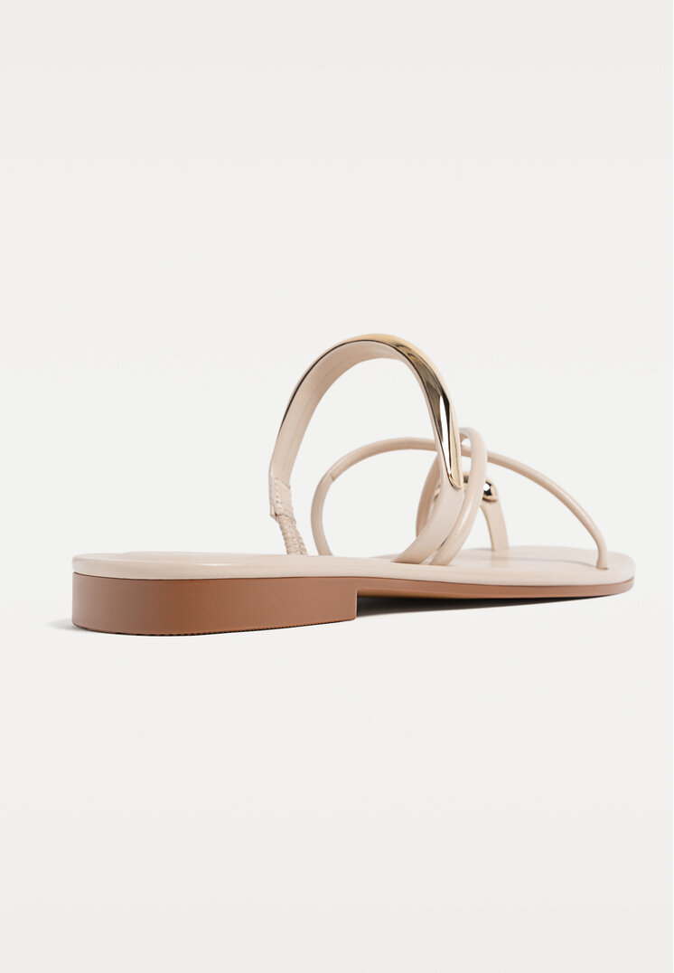 sandalias planas detalle metalico