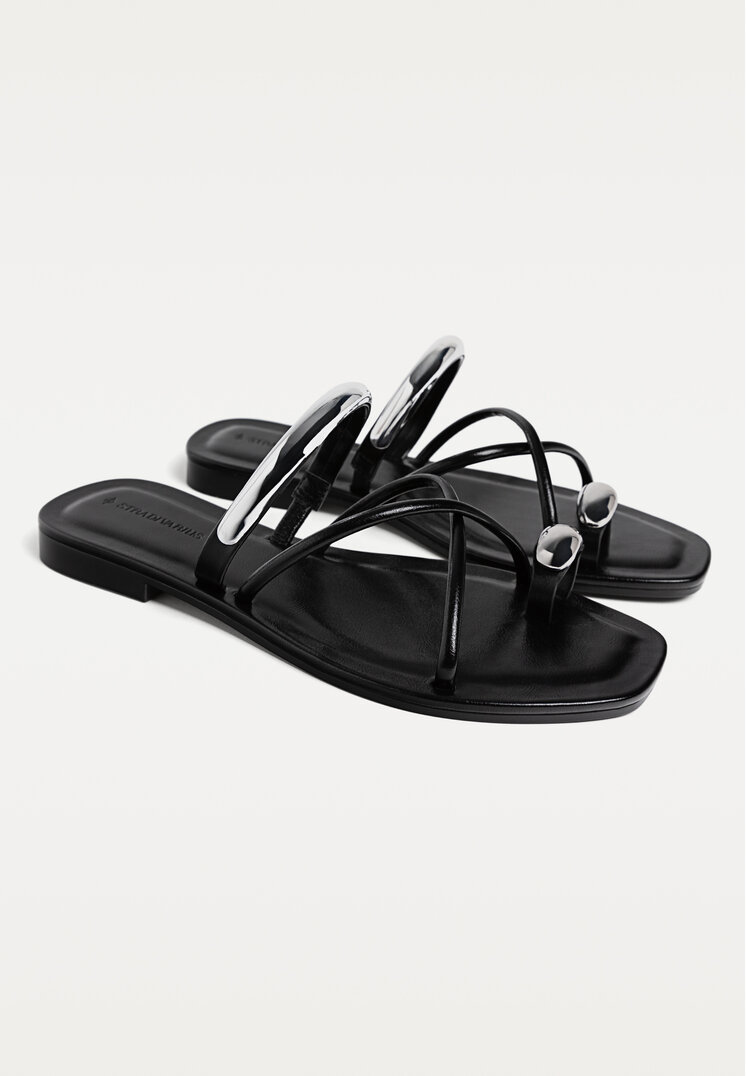sandalias planas detalle metalico