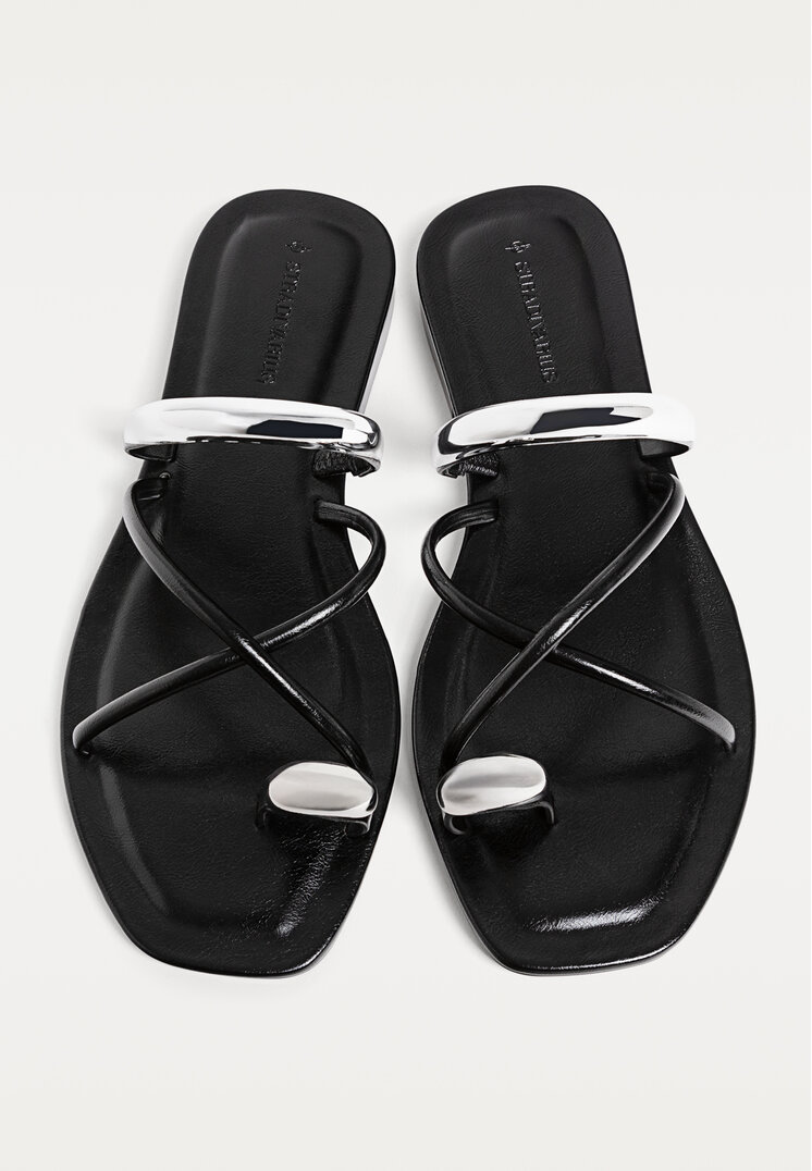 sandalias planas detalle metalico