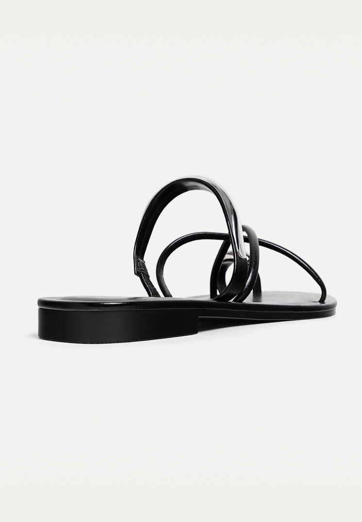 sandalias planas detalle metalico