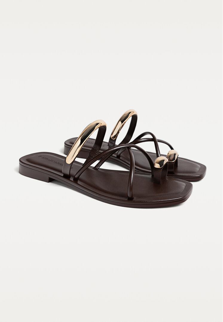 sandalias planas detalle metalico