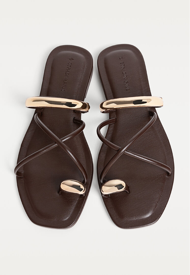 sandalias planas detalle metalico