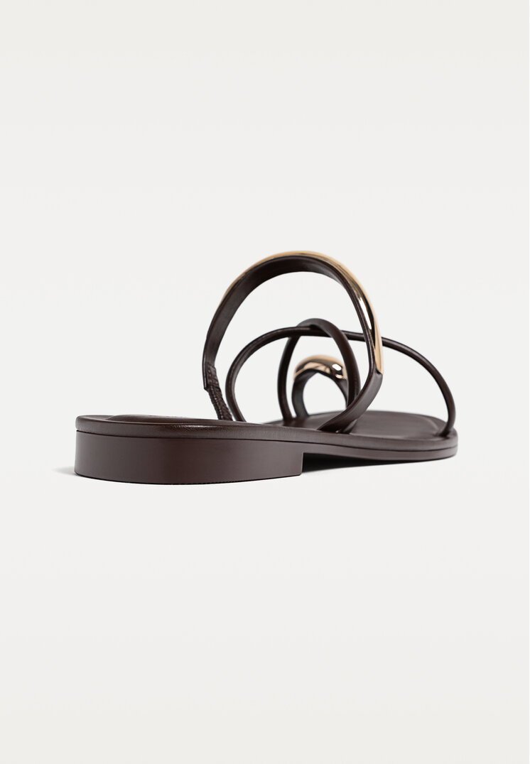 sandalias planas detalle metalico