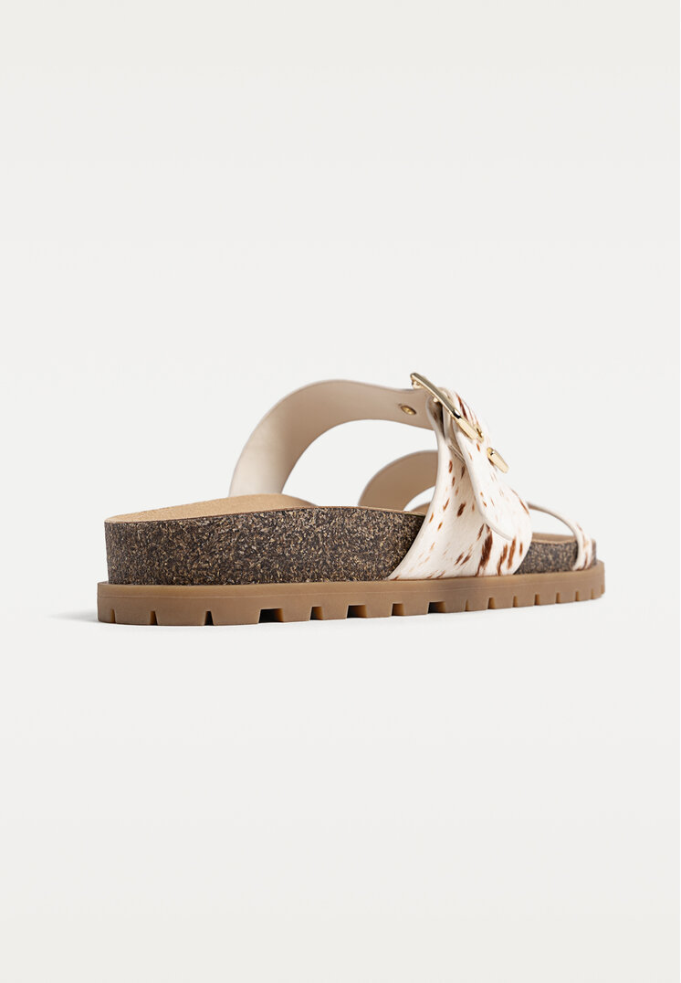 sandalias planas piel efecto pelo